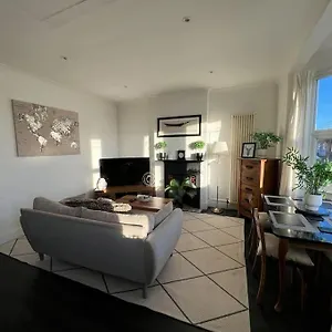 Hill Grove 2 Bedroom Leigh-on-Sea
